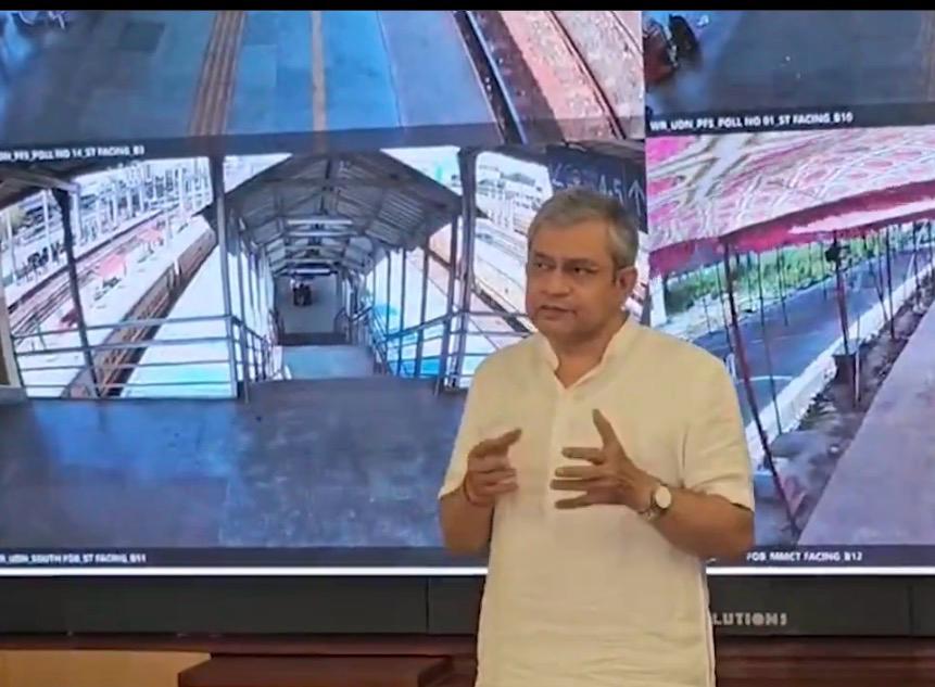 रेल मंत्री अश्विनी वैष्णव मीडिया को कंट्रोल रूम की जानकारी देते हुए