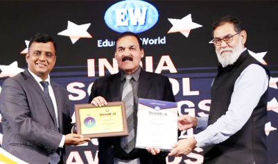 पुरस्कार प्राप्त करते बिड़ला विद्या मंदिर के प्रधानाचार्य अनिल शर्मा।