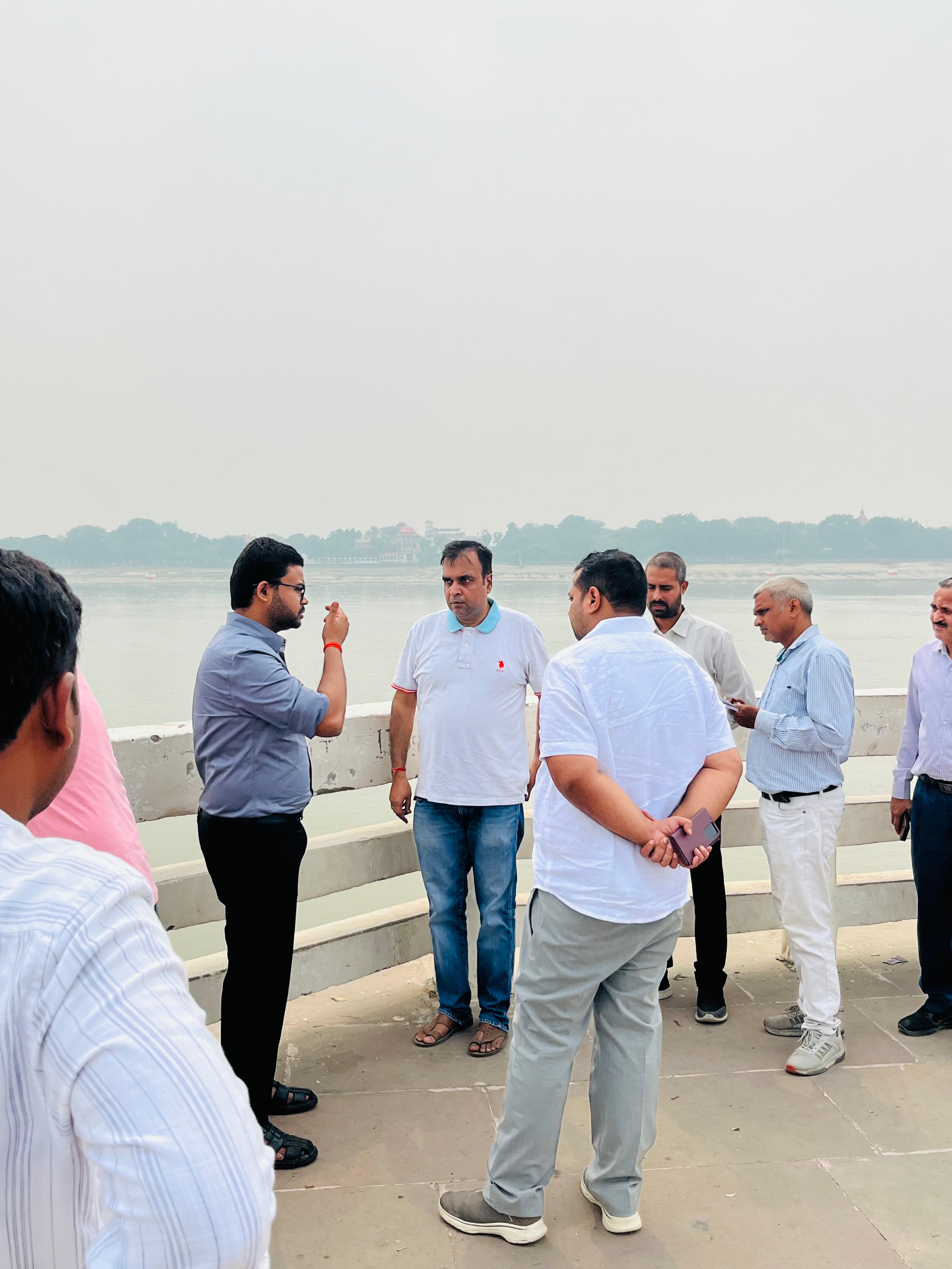 डाला छठ और देव दीपावली की तैयारियों को परखते नगर आयुक्त डाला छठ और देव दीपावली की तैयारियों को परखते नगर आयुक्त