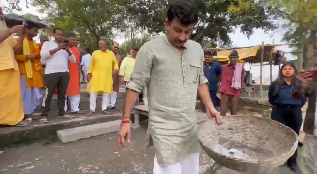 वजीरावाद स्थित रामघाट पर स्वच्छता अभियान में श्रमदान करते सांसद मनोज तिवारी वजीरावाद स्थित रामघाट पर स्वच्छता अभियान में श्रमदान करते सांसद मनोज तिवारी