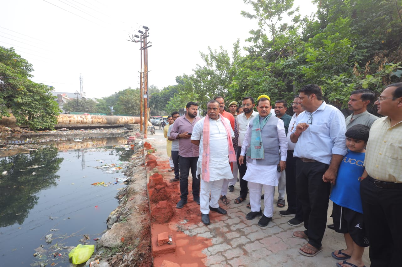 नहर का निरीक्षण करने के दौरान सांसद रमेश अवस्थी व अन्य का छायाचित्र नहर का निरीक्षण करने के दौरान सांसद रमेश अवस्थी व अन्य का छायाचित्र