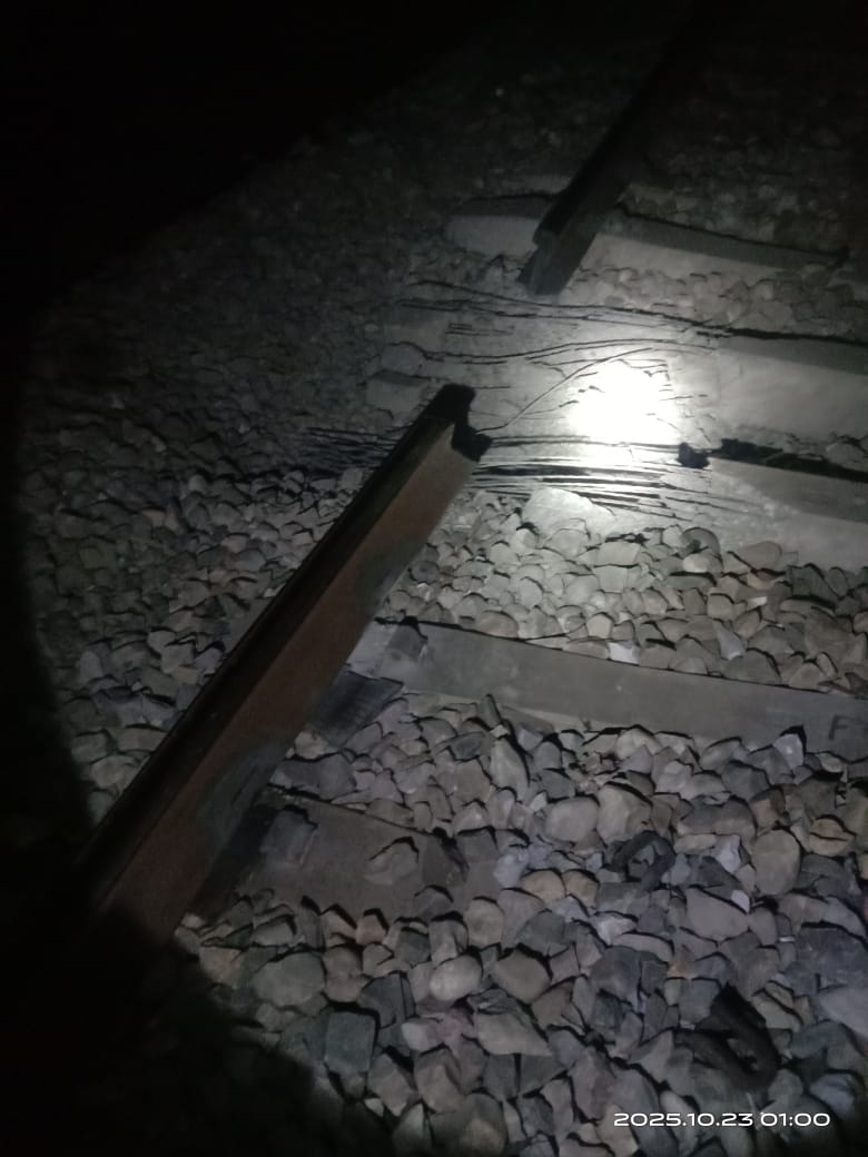 असम: कोकराझार में बम विस्फोट के बाद क्षतिग्रस्त रेलवे ट्रैक का दृश्य असम: कोकराझार में बम विस्फोट के बाद क्षतिग्रस्त रेलवे ट्रैक का दृश्य