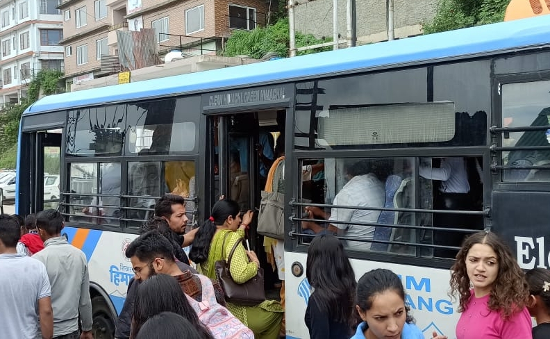 एचआरटीसी बसों में मुफ्त यात्रा करती महिलाएं एचआरटीसी बसों में मुफ्त यात्रा करती महिलाएं