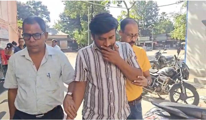 गिरफ्तार आरोपित को अदालत में पेश करती पुलिस  गिरफ्तार आरोपित को अदालत में पेश करती पुलिस