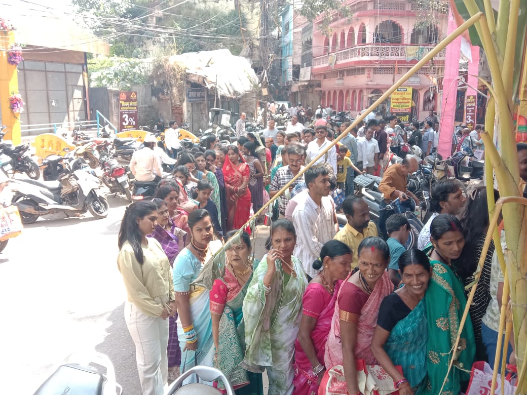 जगदीश मंदिर के बाहर लगी श्रद्धालुओं की भीड़।