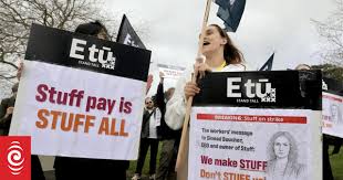 न्यूजीलैंड में बेहतर वेतन की मांग काे लेकर व्यापक हड़ताल न्यूजीलैंड में बेहतर वेतन की मांग काे लेकर व्यापक हड़ताल