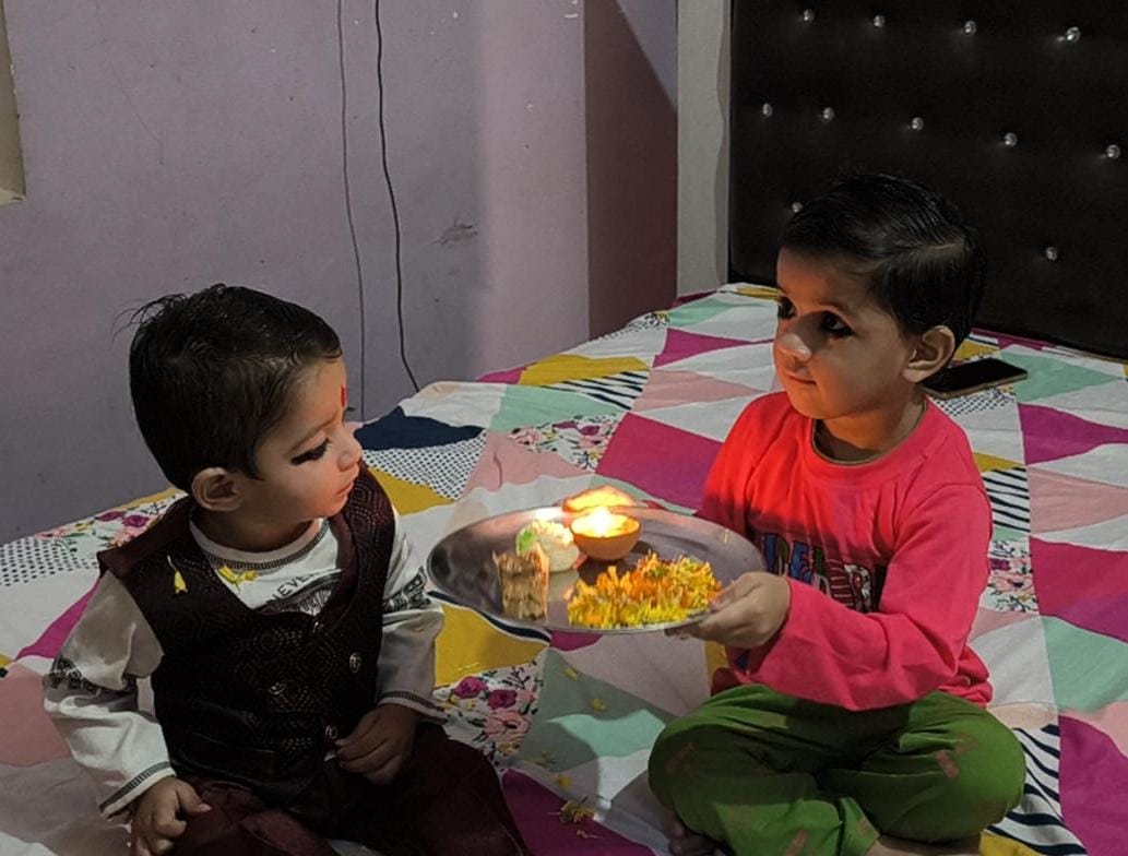 भाई की आरती उतारती बहन भाई की आरती उतारती बहन