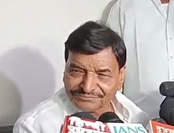 पत्रकारों से वार्ता करते हुए शिवपाल सिंह यादव