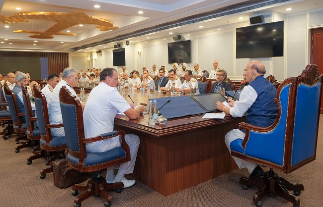 भारतीय नौसेना की कमांडर्स कॉन्फ्रेंस को संबोधित करते रक्षा मंत्री राजनाथ सिंह