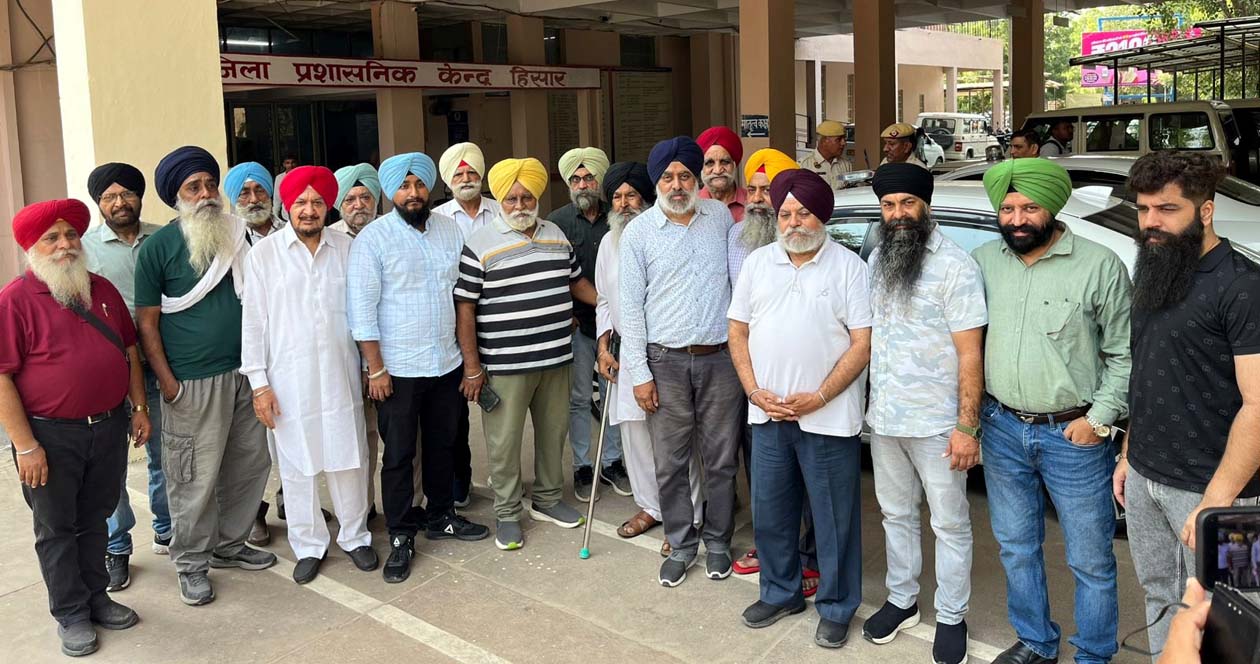 उपायुक्त व एसपी को शिकायत देने के लिए पहुंचे सिख समुदाय के लोग। उपायुक्त व एसपी को शिकायत देने के लिए पहुंचे सिख समुदाय के लोग।