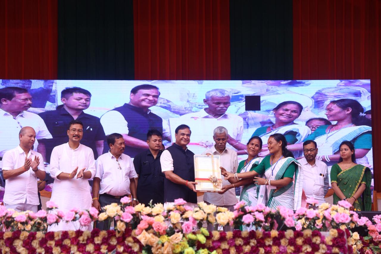 मुख्यमंत्री डॉ हिमंत बिस्व सरमा सरमा महिला लाभार्थियों को चेक वितरित करते हुए। मुख्यमंत्री डॉ हिमंत बिस्व सरमा सरमा महिला लाभार्थियों को चेक वितरित करते हुए।