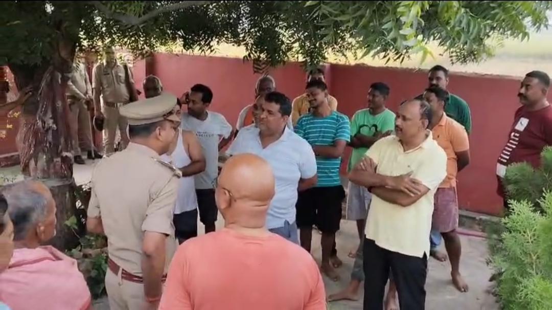 मौके पर मौजूद पुलिस मौके पर मौजूद पुलिस