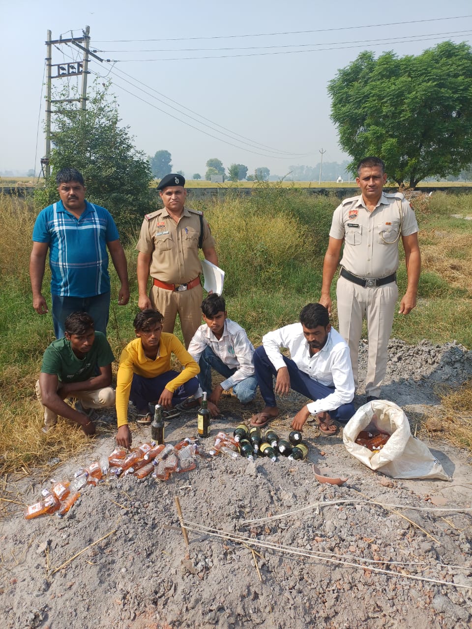 पुलिस गिरफ्त में आरोपित।