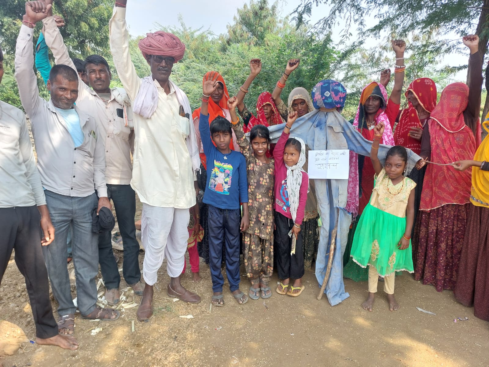 पुतला आंदोलन जयपुर से पहुंचा टोंक: लांबा हरि सिंह में लगेंगे  ग्राम पंचायत के सरपंचों के पुतले पुतला आंदोलन जयपुर से पहुंचा टोंक: लांबा हरि सिंह में लगेंगे  ग्राम पंचायत के सरपंचों के पुतले