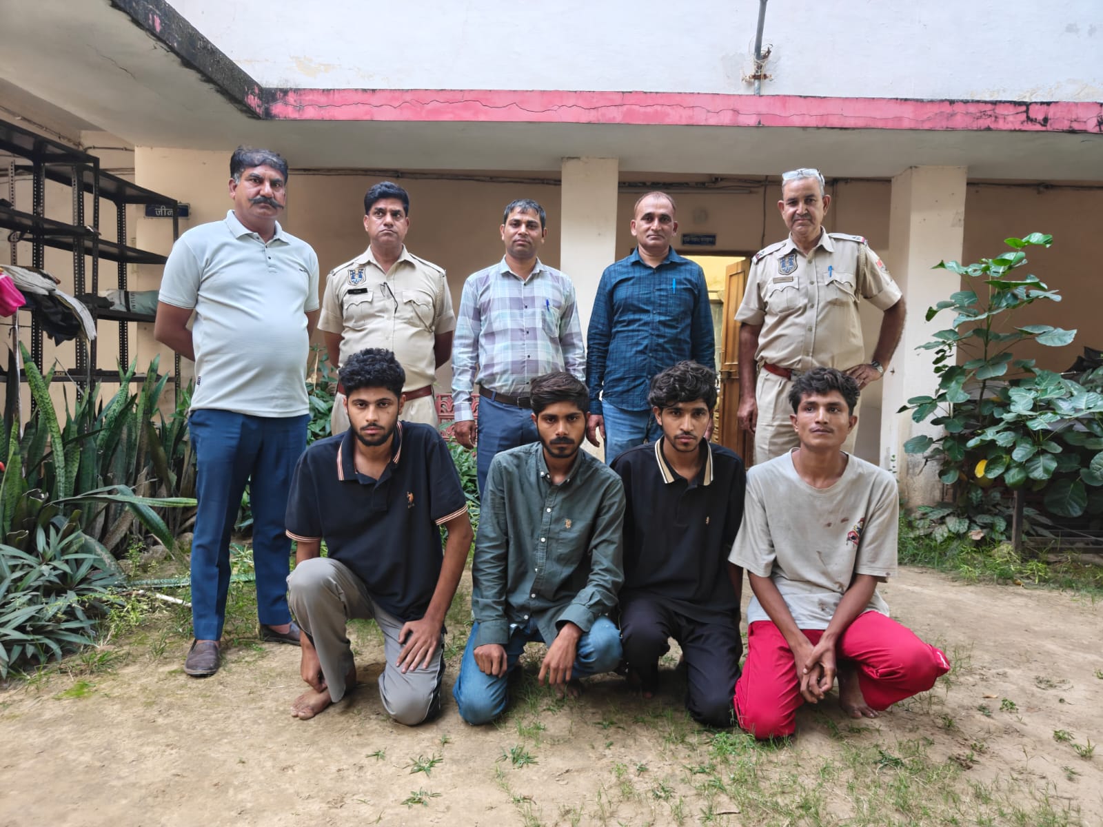 एटीएम मशीन से छेड़छाड़ कर अवैध तरीके से रुपए निकालने वाली गैंग चढी पुलिस के हत्थे एटीएम मशीन से छेड़छाड़ कर अवैध तरीके से रुपए निकालने वाली गैंग चढी पुलिस के हत्थे