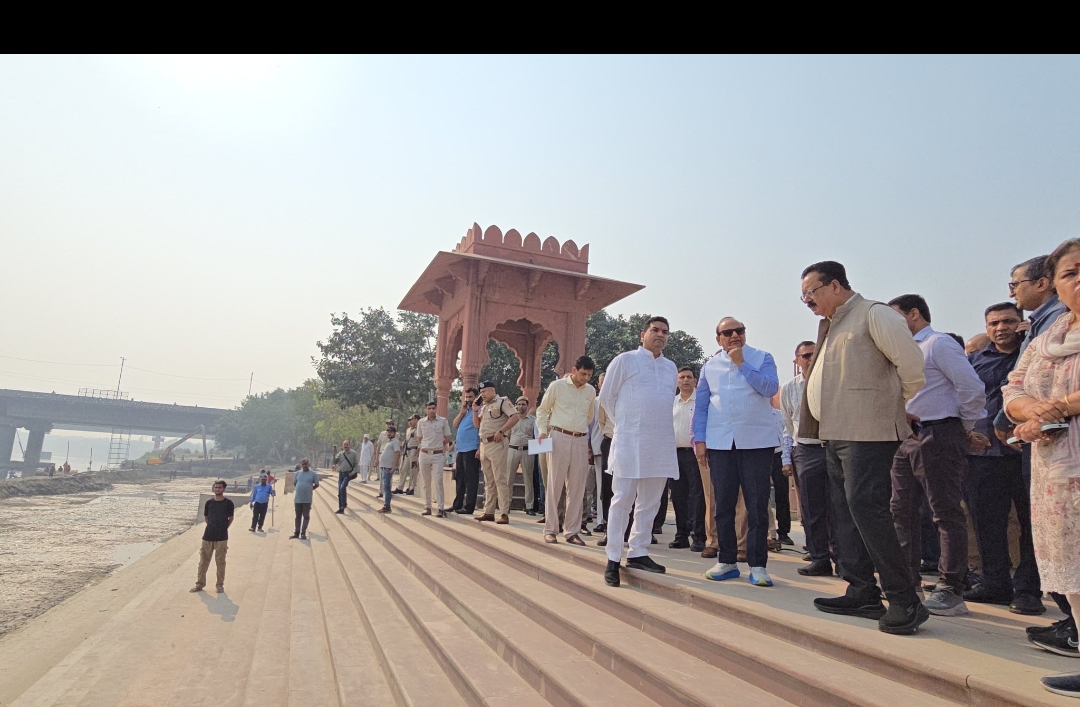 उपराज्यपाल विनय कुमार सक्सेना और कला, संस्कृति एवं भाषा मंत्री कपिल मिश्रा ने गुरुवार को वासुदेव घाट का निरीक्षण करते हुए