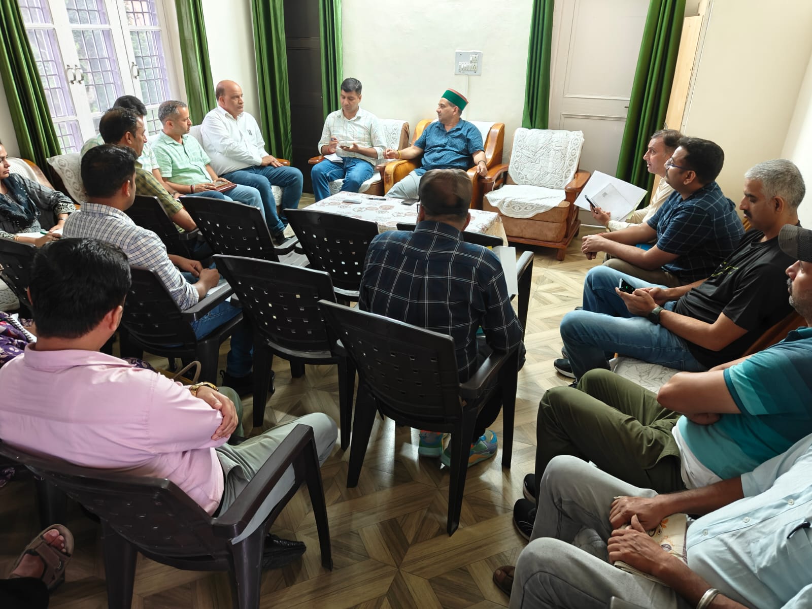 विधायक केवल पठानिया एनएचएआई अधिकारियों के साथ बैठक करते हुए। विधायक केवल पठानिया एनएचएआई अधिकारियों के साथ बैठक करते हुए।