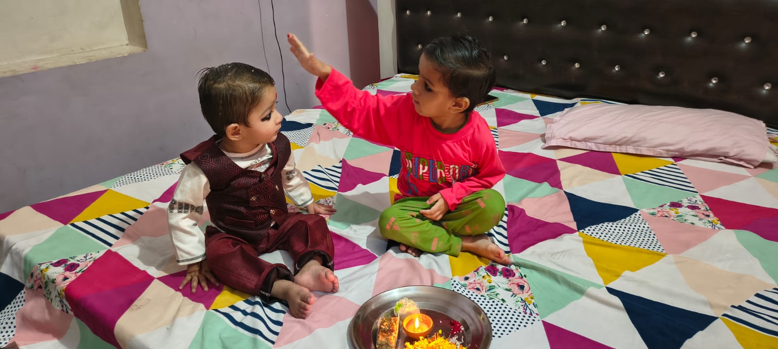 छोटे से भाई को आशीर्वाद देती बहन छोटे से भाई को आशीर्वाद देती बहन