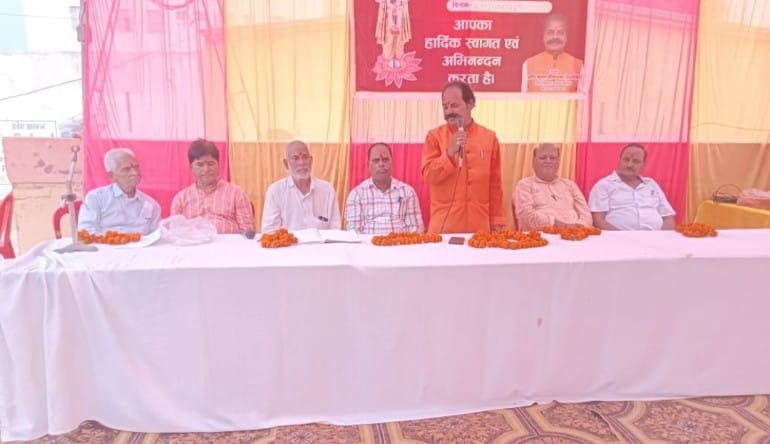 लोगों को संबोधित करते प्रदीप श्रीवास्तव