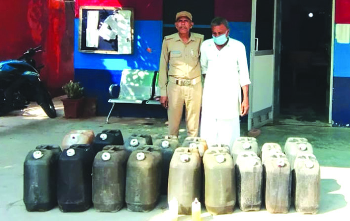 पुलिस गिरफ्त में आरोपित पुलिस गिरफ्त में आरोपित