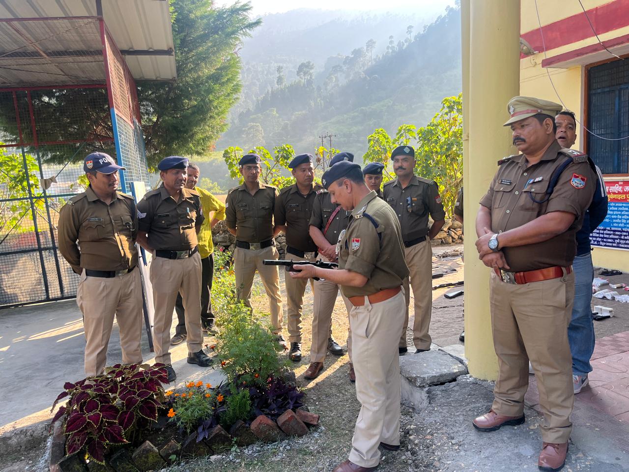 थाने का निरीक्षण करते क्षेत्राधिकारी थाने का निरीक्षण करते क्षेत्राधिकारी