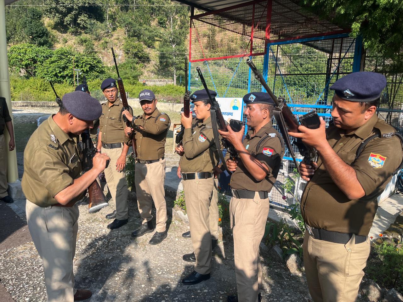 शास्त्रों की जांच और अभ्यास करते पुलिसकर्मी शास्त्रों की जांच और अभ्यास करते पुलिसकर्मी