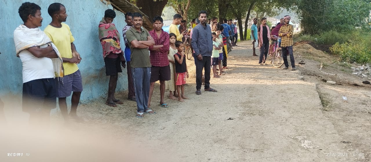 गांव में जुटे ग्रामीण समेत अन्‍य