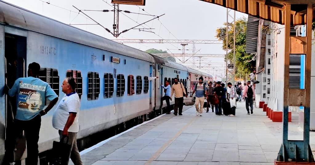 पानीपत के भोड़वाल माजरी रेलवे स्टेशन पर रेलगाड़ी से उतरते श्रद्धालु पानीपत के भोड़वाल माजरी रेलवे स्टेशन पर रेलगाड़ी से उतरते श्रद्धालु