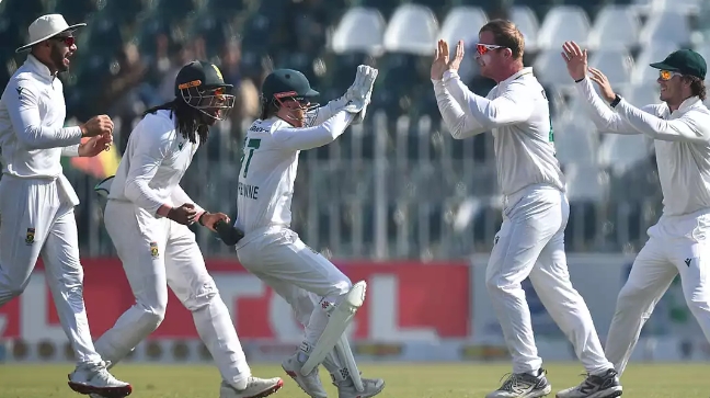 विकेट गिरने के बाद खुशी मनाते दक्षिण अफ्रीका के खिलाड़ी विकेट गिरने के बाद खुशी मनाते दक्षिण अफ्रीका के खिलाड़ी