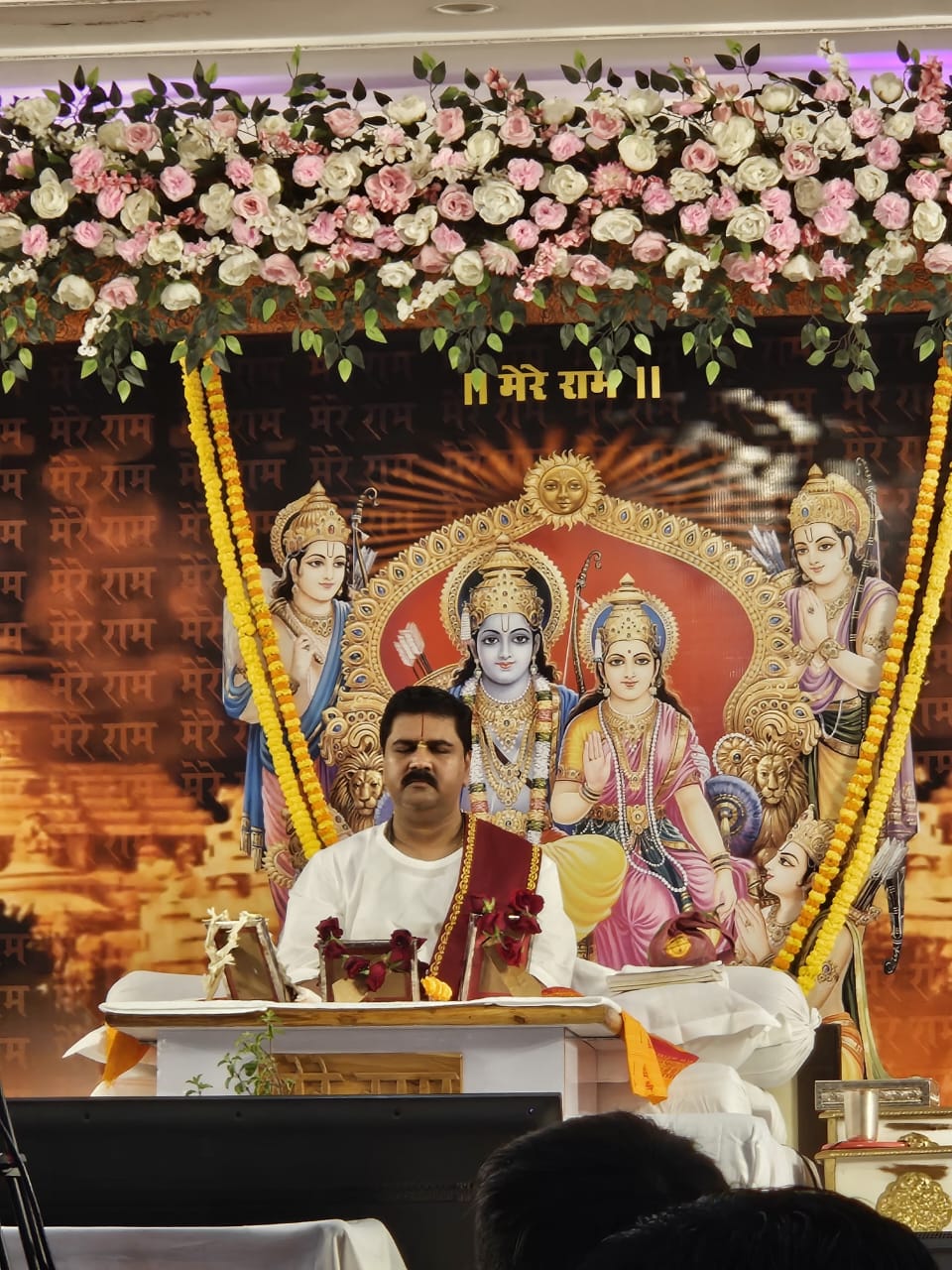 प्रवचन करते राजन महाराज प्रवचन करते राजन महाराज