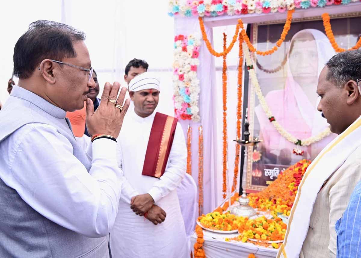 मुख्यमंत्री साय दिवंगत चन्दन बाई जी को  श्रद्धांजलि देते हुए मुख्यमंत्री साय दिवंगत चन्दन बाई जी को  श्रद्धांजलि देते हुए