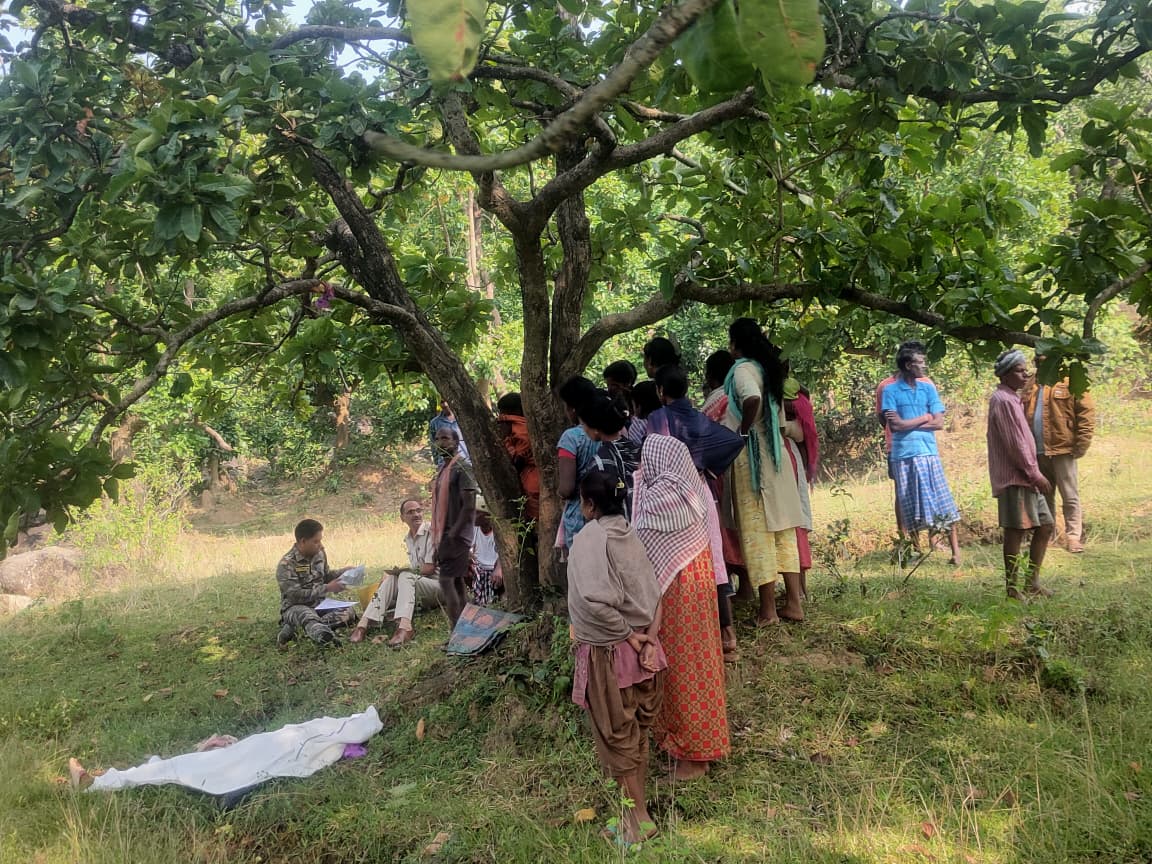 घटना स्‍थल पर जुटे परिजन समेत ग्रामीण