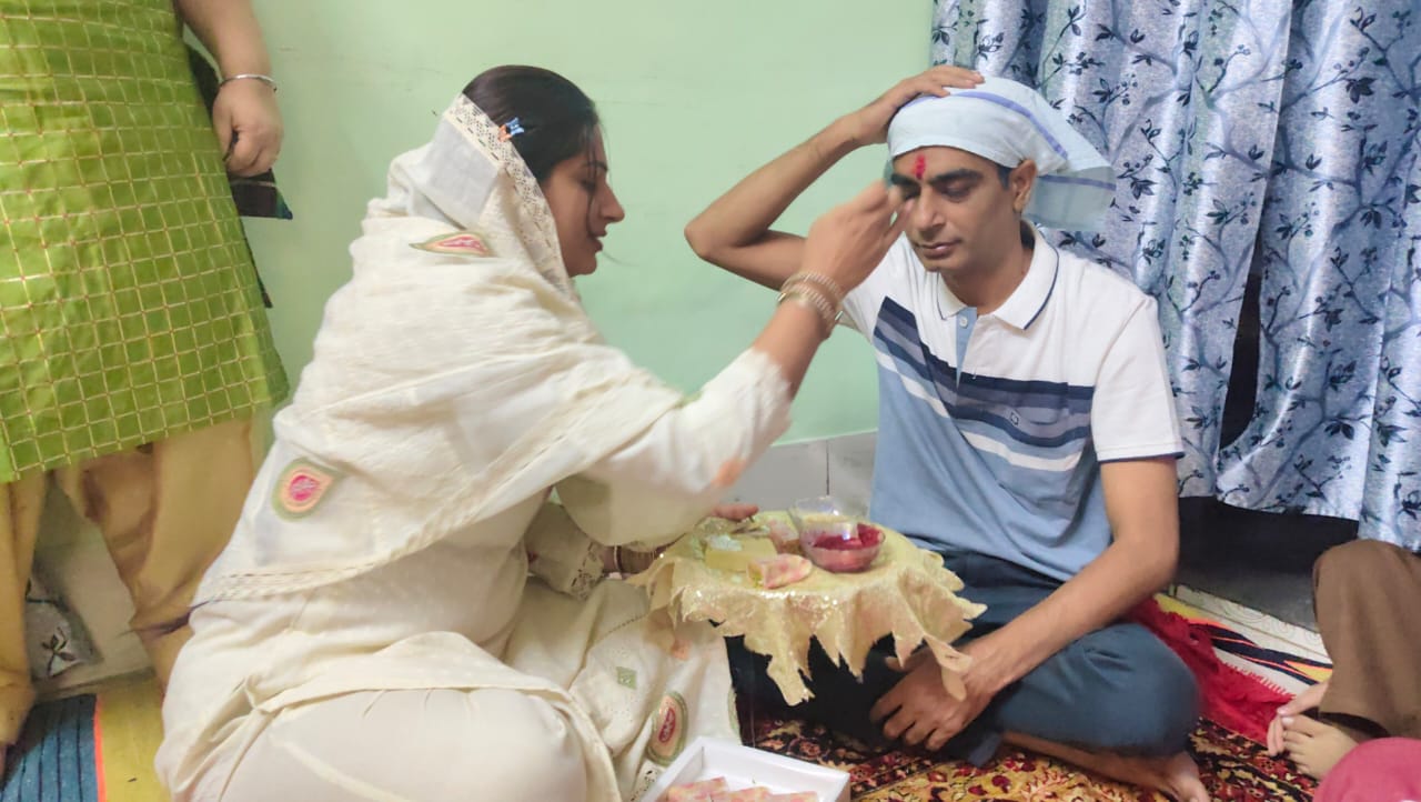 भैया दूज पर्व पर भाई को टीका लगाते हुए बहन। भैया दूज पर्व पर भाई को टीका लगाते हुए बहन।