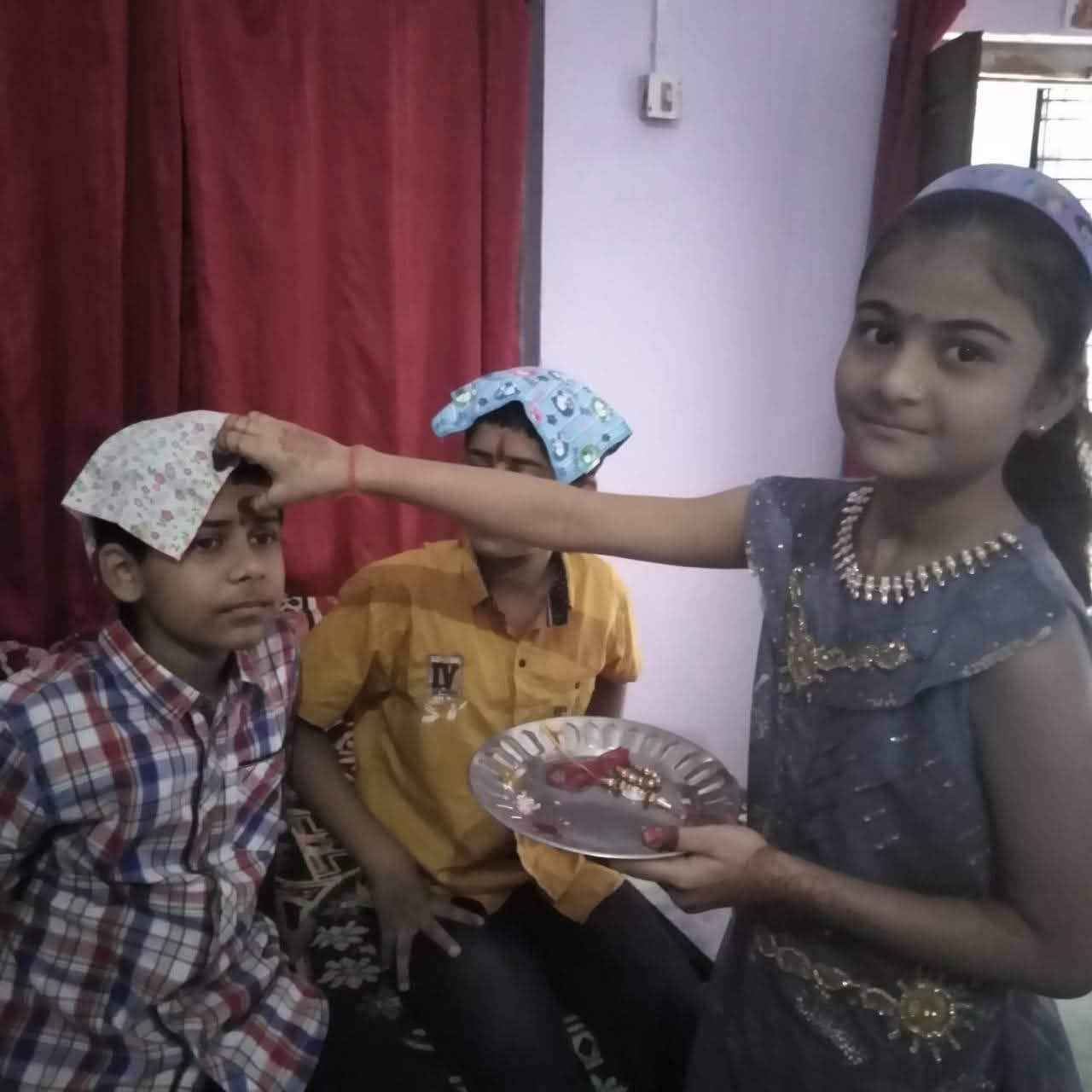 बहन भाई काे तिलक लगाते हुए बहन भाई काे तिलक लगाते हुए