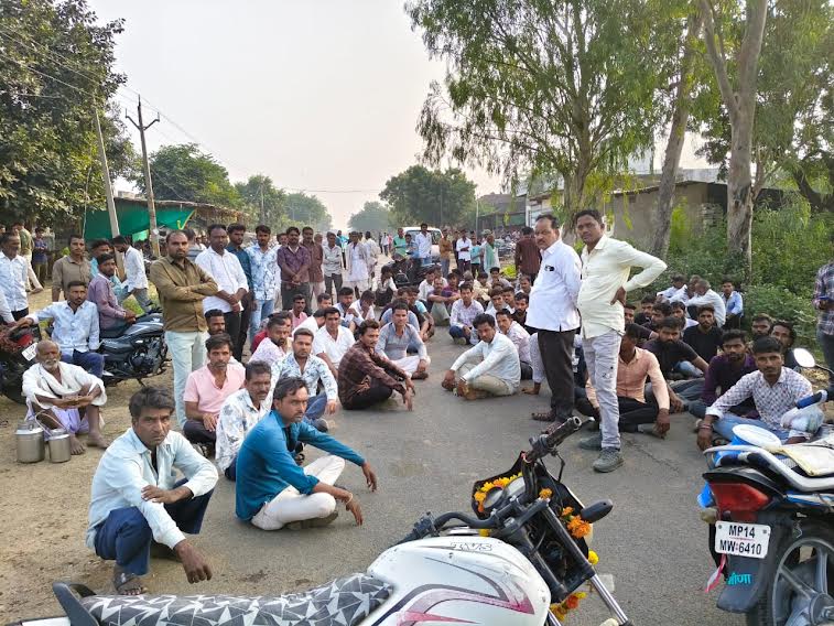 किसान की हत्या:खेत में मिली खून से लथपथ लाश, ग्रामीणों ने किया चक्काजाम किसान की हत्या:खेत में मिली खून से लथपथ लाश, ग्रामीणों ने किया चक्काजाम