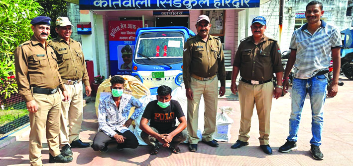 पुलिस गिरफ्त में आरोपित पुलिस गिरफ्त में आरोपित