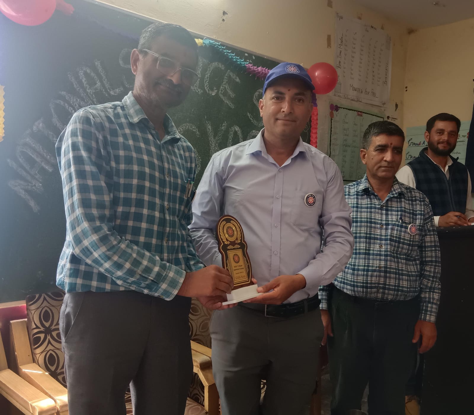 काओ पाठशाला के एनएसएस स्वयंसेवी शिविर के दौरान मुख्य मेहमान को स्मृति चिन्ह भेंट करते हुए। काओ पाठशाला के एनएसएस स्वयंसेवी शिविर के दौरान मुख्य मेहमान को स्मृति चिन्ह भेंट करते हुए।