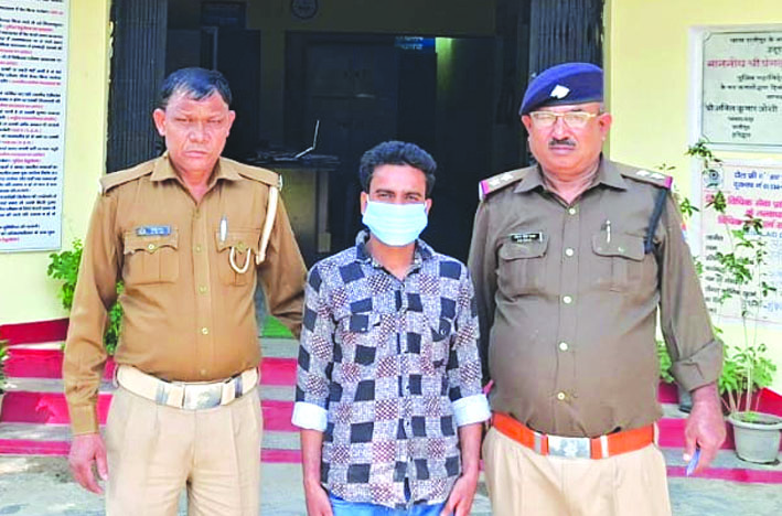 पुलिस गिरफ्त में आरोपित पुलिस गिरफ्त में आरोपित