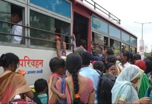 भैया दूज पर मुरादाबाद रोडवेज बस स्टैंड पर बस में बैठने के लिए उमड़ी भीड़। भैया दूज पर मुरादाबाद रोडवेज बस स्टैंड पर बस में बैठने के लिए उमड़ी भीड़।