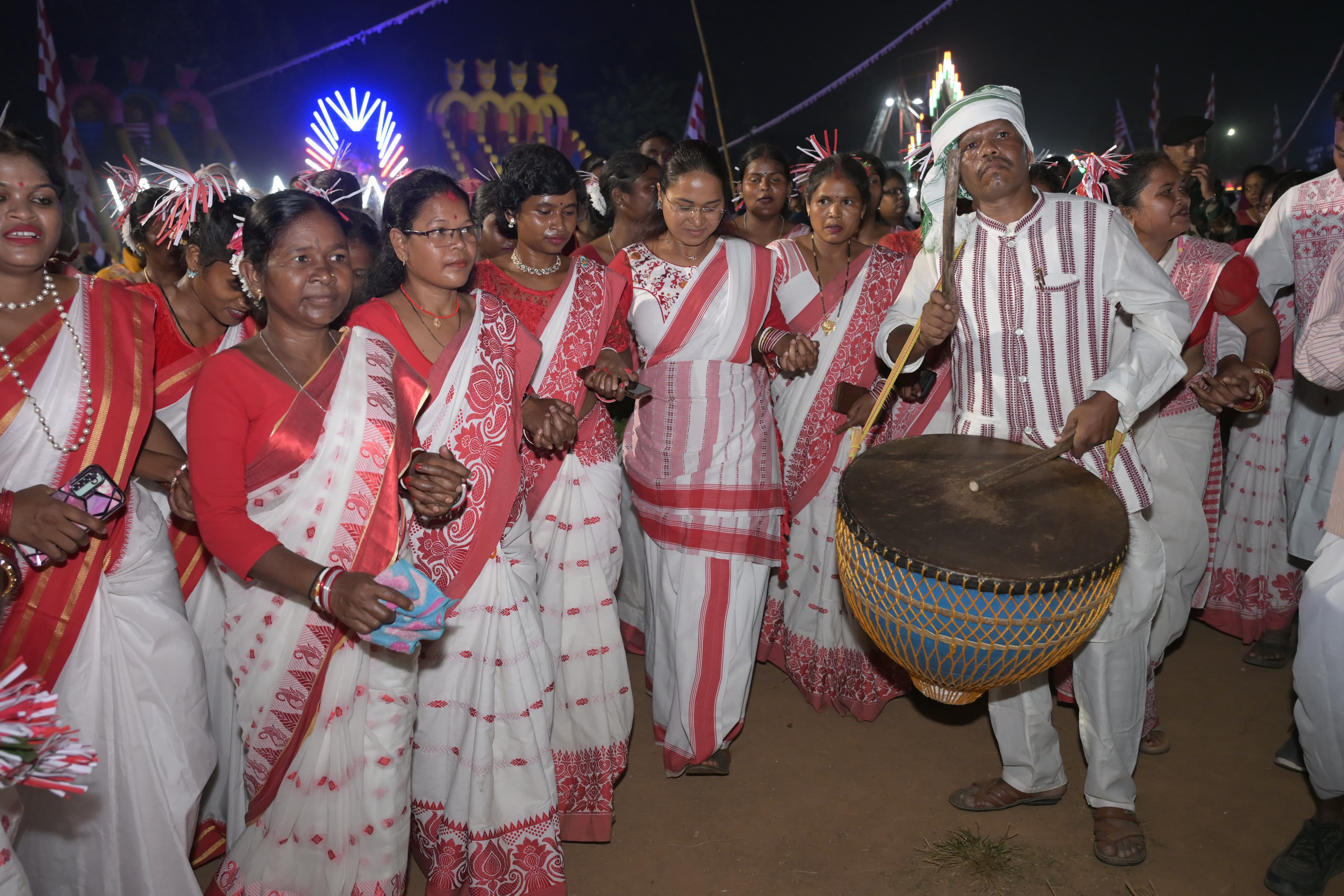 कार्यक्रम में झूमती मंत्री शिल्पी तिर्की समेत अन्य
