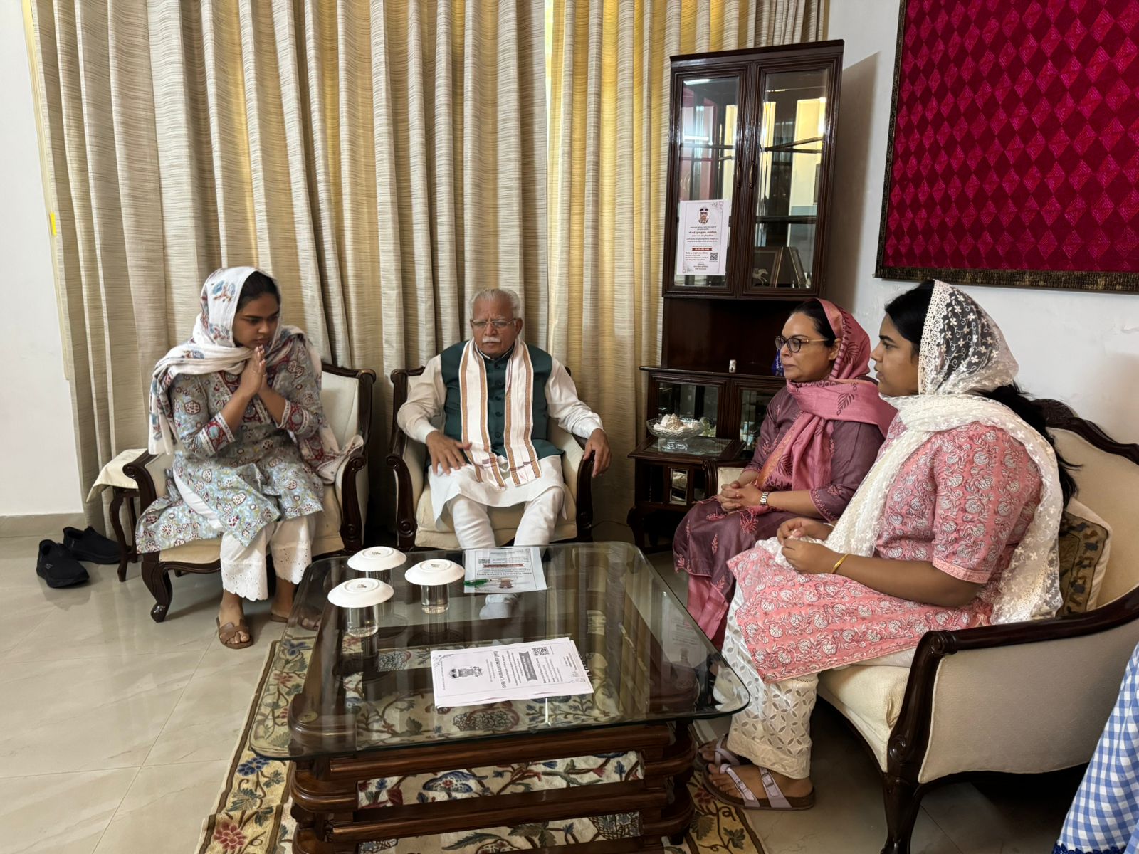 केंद्रीय ऊर्जा मंत्री मनाेहर लाल वाई पूरन कुमार की पत्नी व बेटियाें से मुलाकात करते हुए केंद्रीय ऊर्जा मंत्री मनाेहर लाल वाई पूरन कुमार की पत्नी व बेटियाें से मुलाकात करते हुए