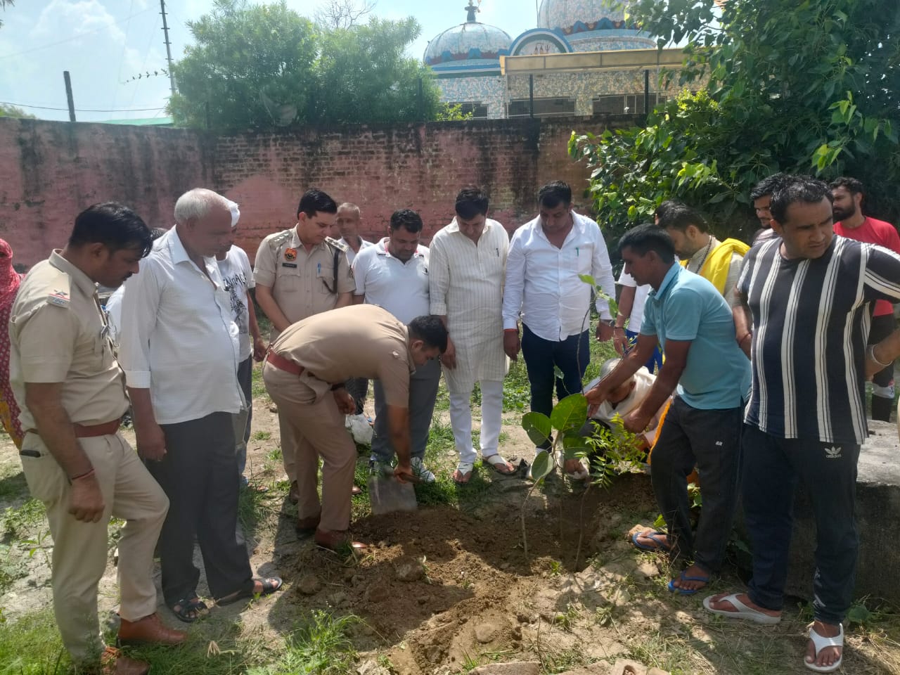 पुलिस शहीदी दिवस के उपलक्ष्य में पौधारोपण करते पुलिसकर्मी पुलिस शहीदी दिवस के उपलक्ष्य में पौधारोपण करते पुलिसकर्मी