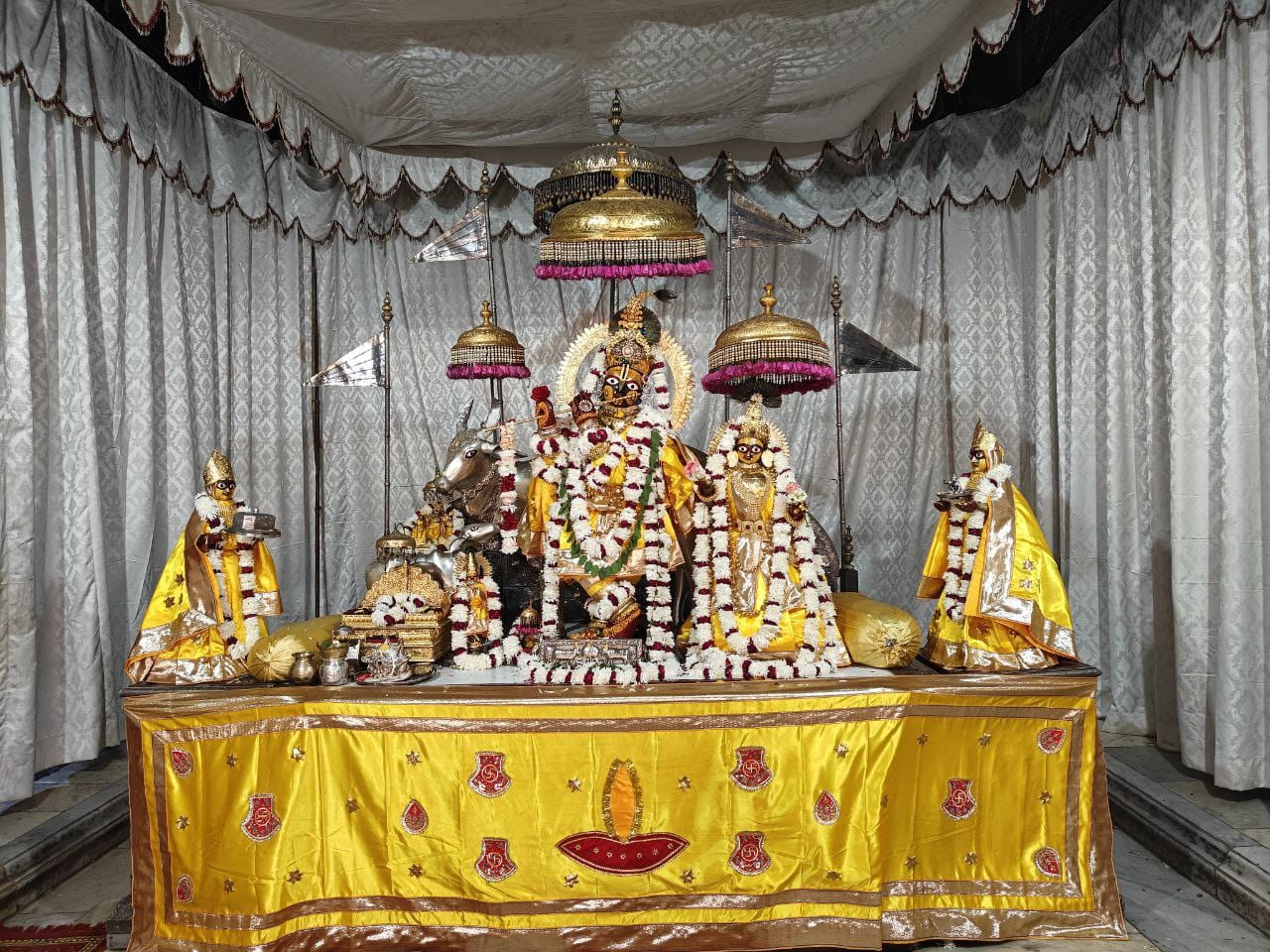 रूप चतुर्दशी पर गोविंद देवजी मंदिर में मनाया सौभाग्य पर्व रूप चतुर्दशी पर गोविंद देवजी मंदिर में मनाया सौभाग्य पर्व