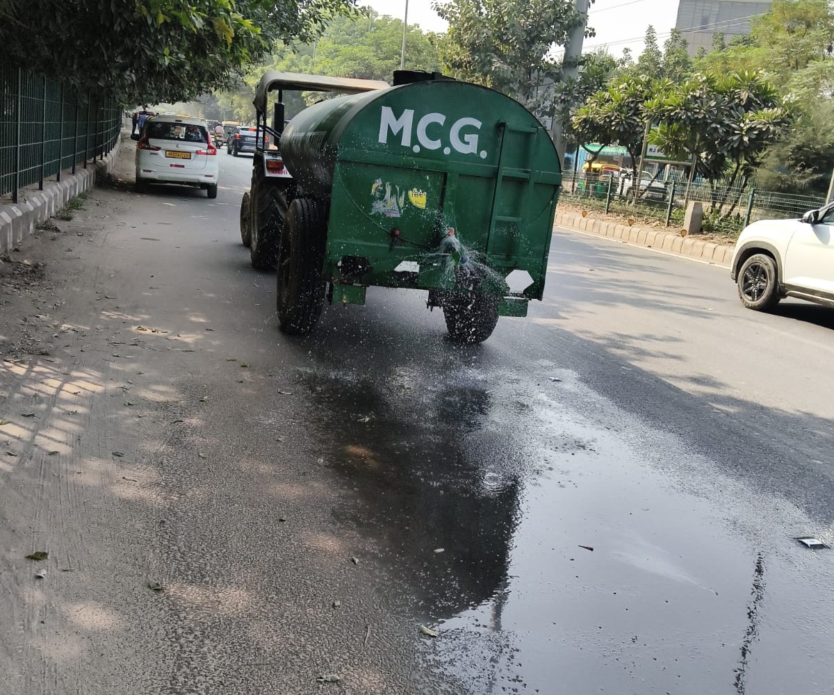 गुरुग्राम में सड़कों पर टैंकर से पानी का छिड़काव करते निगम कर्मचारी। गुरुग्राम में सड़कों पर टैंकर से पानी का छिड़काव करते निगम कर्मचारी।