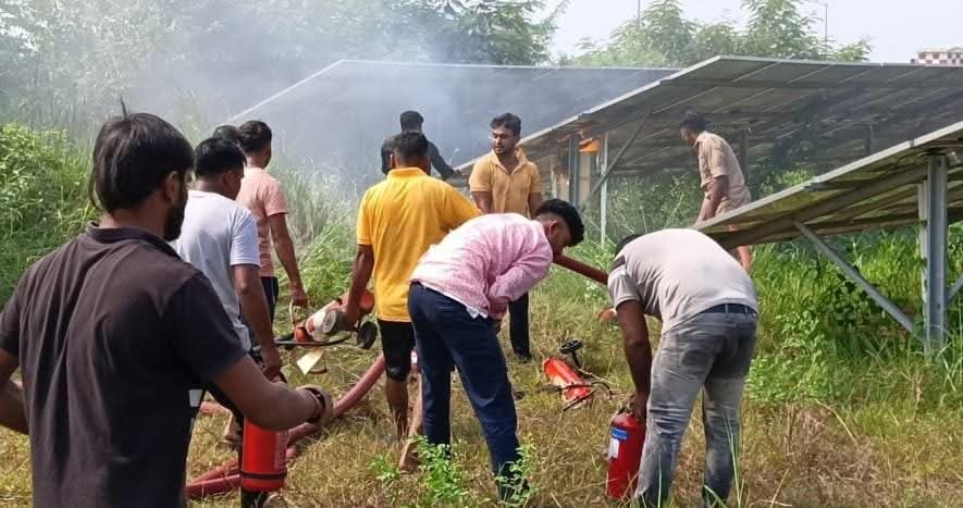 आग पर काबू पाते कर्मी आग पर काबू पाते कर्मी