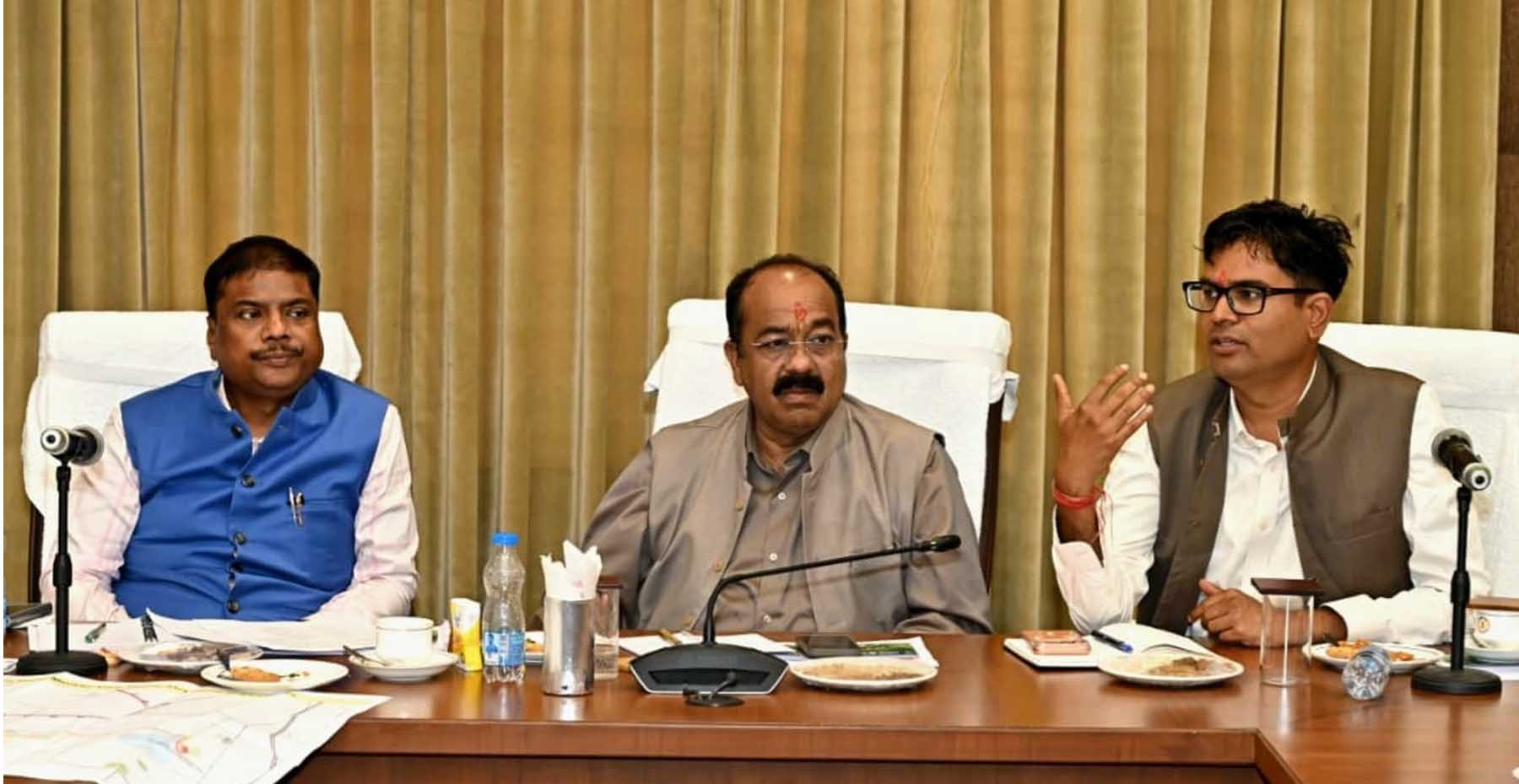 उप मुख्यमंत्री अरुण साव राज्योत्सव की तैयारियों की समीक्षा करते हुए उप मुख्यमंत्री अरुण साव राज्योत्सव की तैयारियों की समीक्षा करते हुए