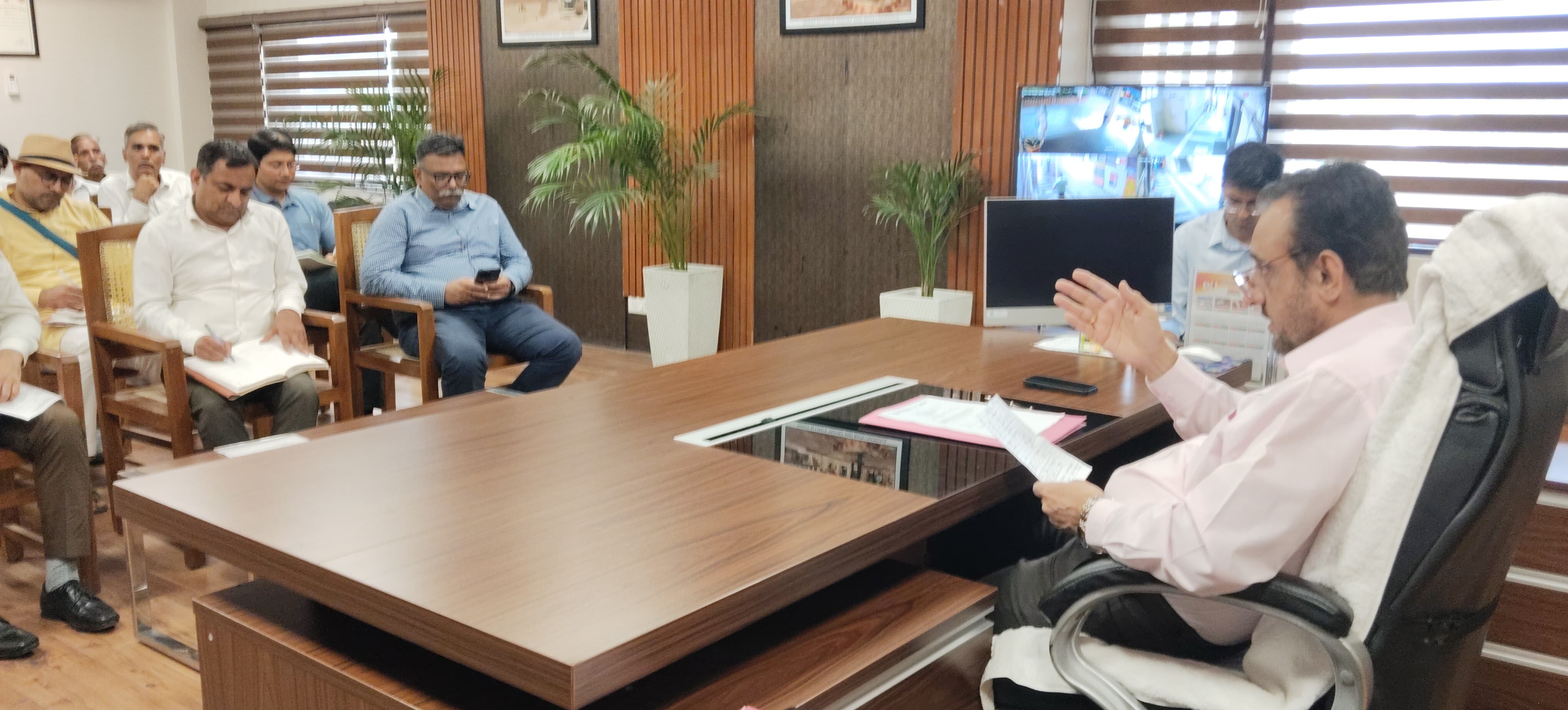 अधिकारियों की बैठक लेते उपायुक्त कैप्टन मनोज कुमार। अधिकारियों की बैठक लेते उपायुक्त कैप्टन मनोज कुमार।