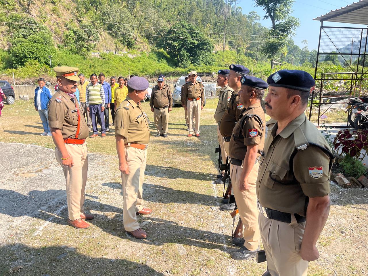 थाने का निरीक्षण करते क्षेत्र अधिकारी थाने का निरीक्षण करते क्षेत्र अधिकारी