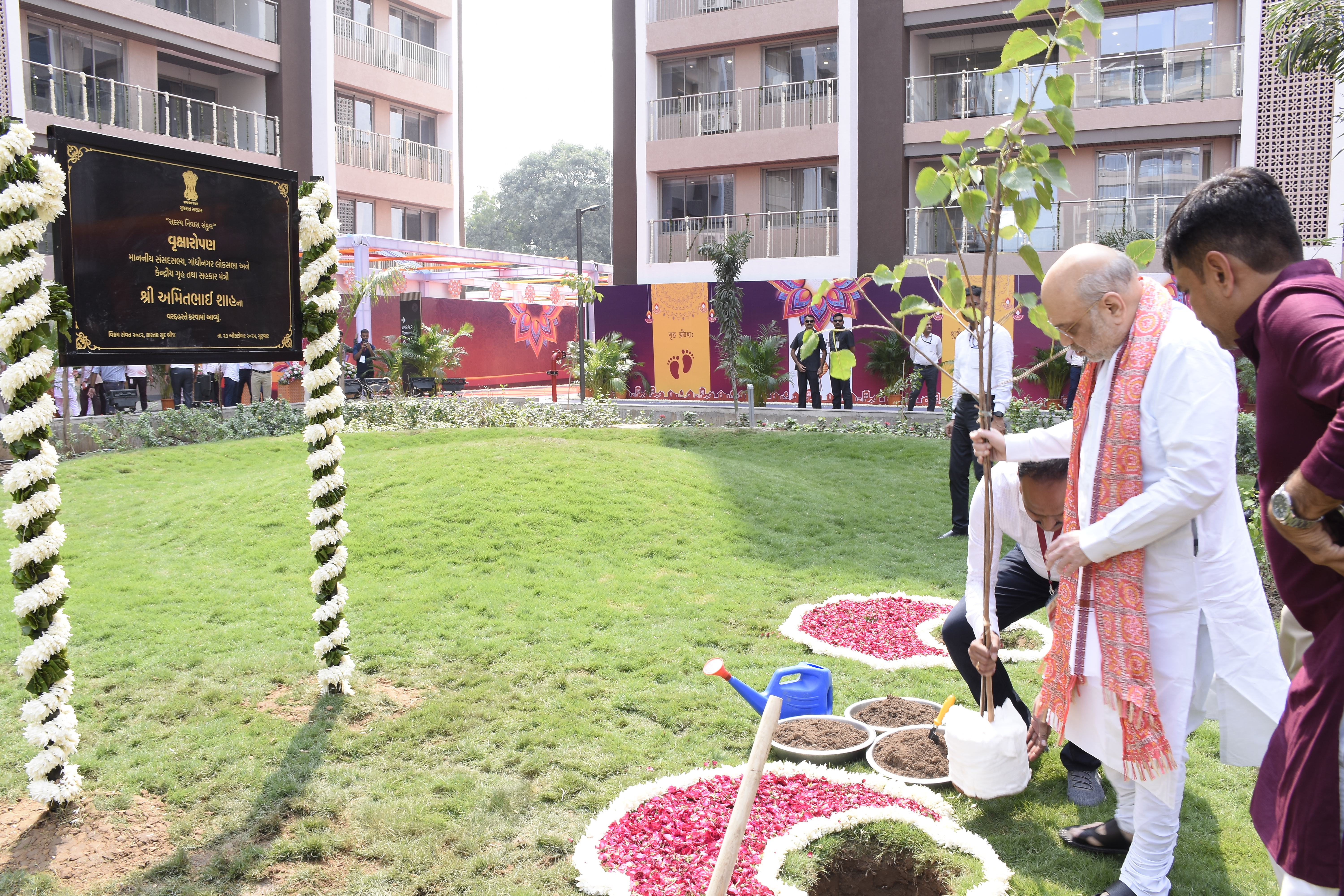 सदस्य निवास संकुल का किया लोकार्पण करते हुए अमित शाह