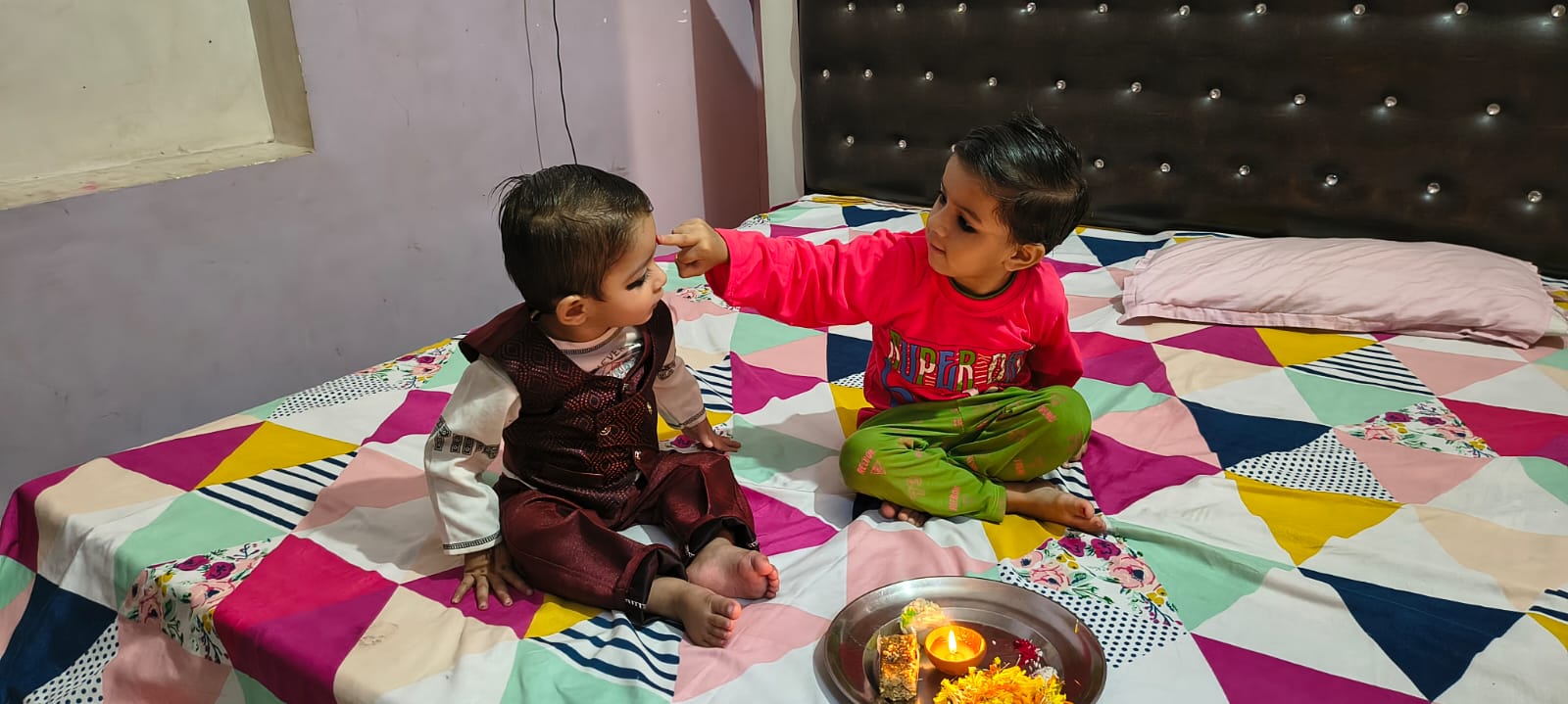 भाई का तिलक करती बहन भाई का तिलक करती बहन